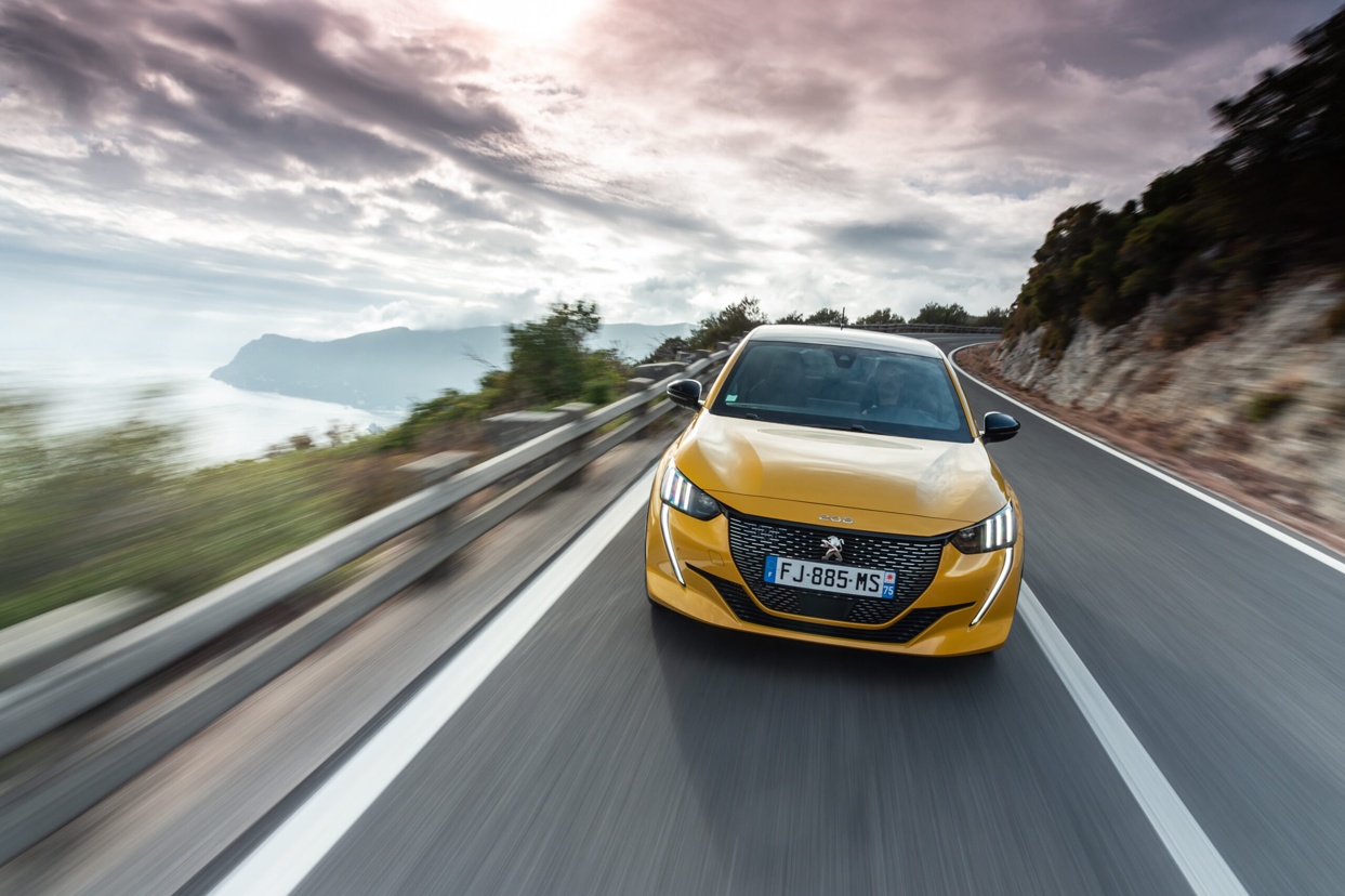 PEUGEOT 208