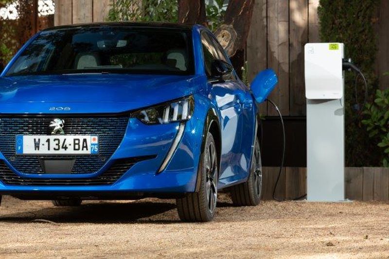 PEUGEOT e- 208