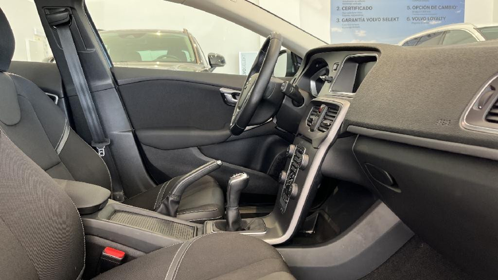 Volvo VOLVO V40 V40 D2 Momentum Manual