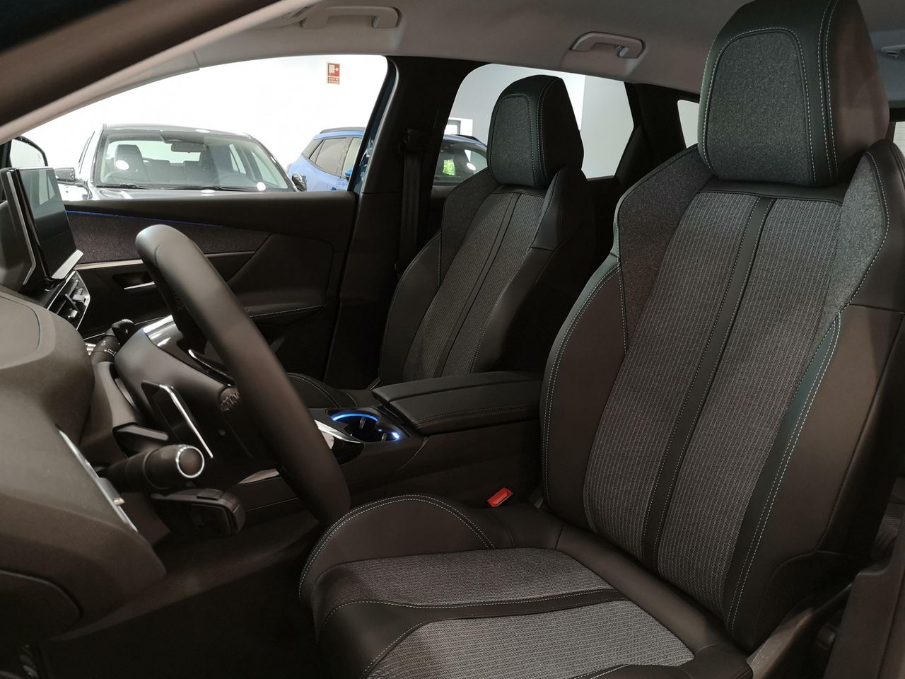 Peugeot 3008 1.2 PURETECH 130 ALLURE PACK GPS LL18 RADAR AR+CAM KEYLESS lleno